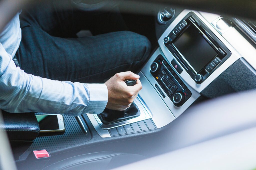 Automatyczna skrzynia biegów – jak dbać, jako holować samochód w automacie?