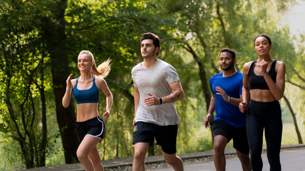 Bieganie poranne czy po zachodzie słońca? O jakiej porze uprawiać jogging?
