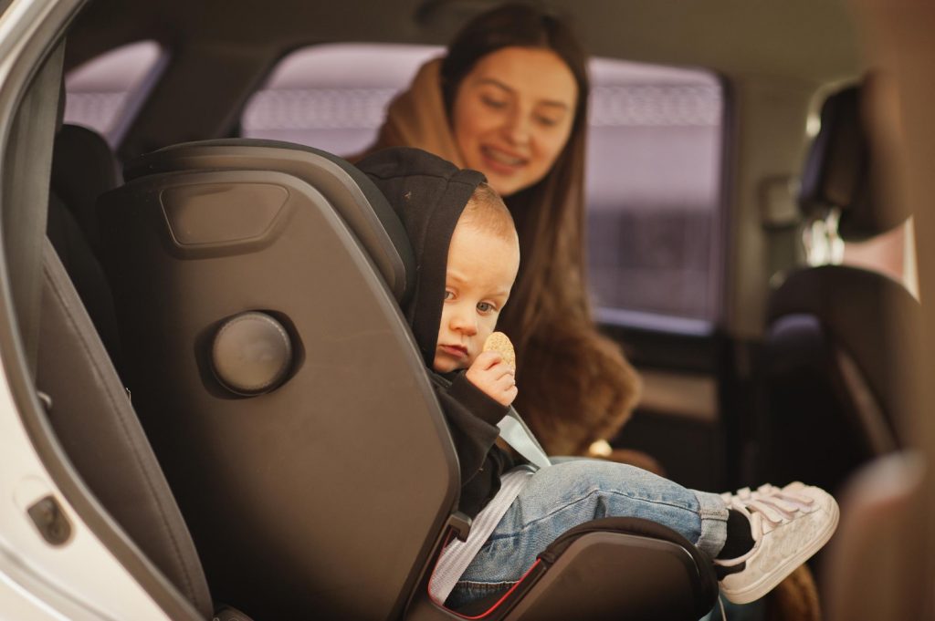 Przewożenie dzieci w foteliku samochodowym – co należy wiedzieć?