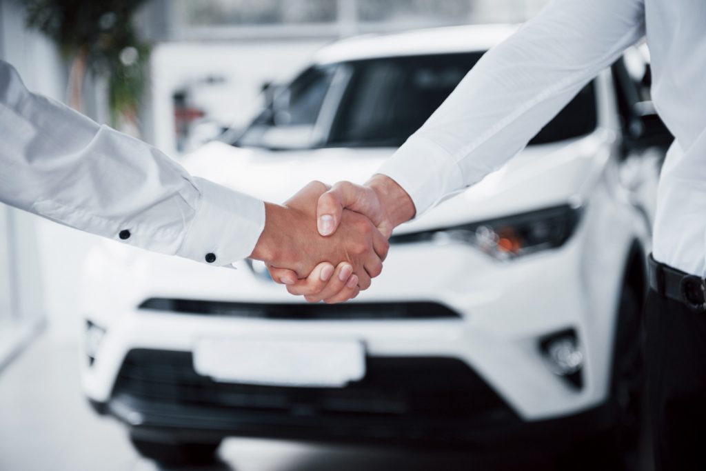 Formalności podczas sprzedaży i zakupu auta – o czym pamiętać przy zawieraniu transakcji?