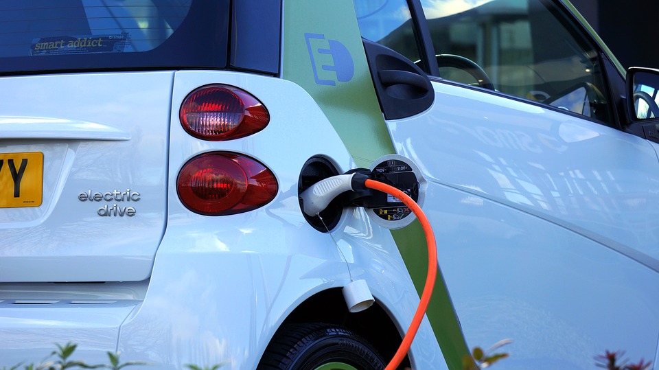 Niedobory prądu po zapowiedzi zakazu sprzedaży samochodów spalinowych w Kalifornii