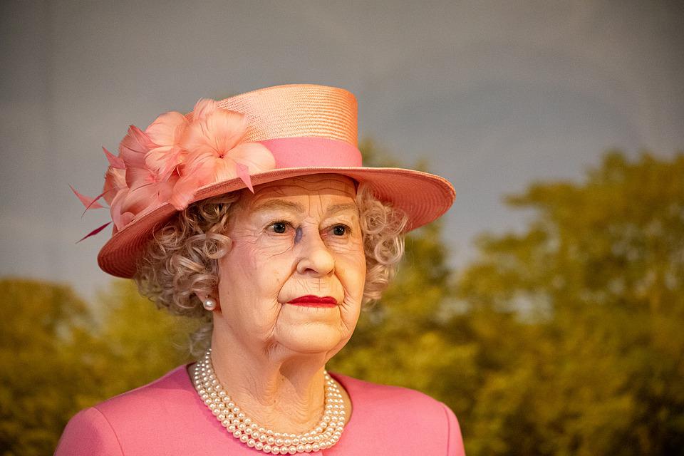 Królowa brytyjska zrywa z tradycją. Spotkanie z ustępującym premierem poza Anglią