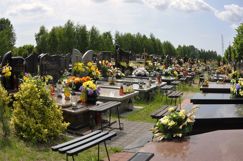 Grób Jerzego Urbana okradziony w dwa dni po pogrzebie komunisty