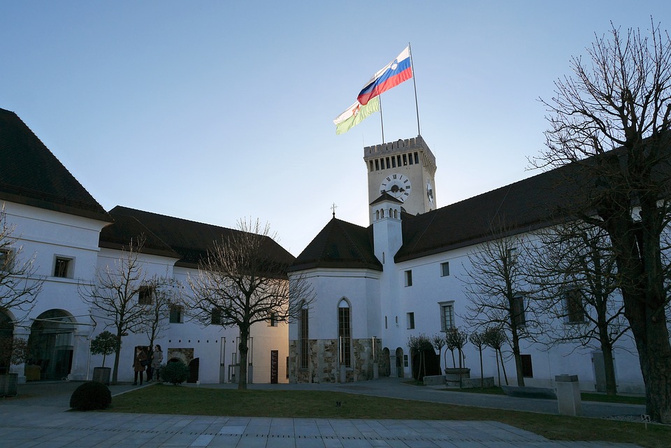 Słowenia: Kandydat centroprawicy wygrywa I turę wyborów prezydenckich