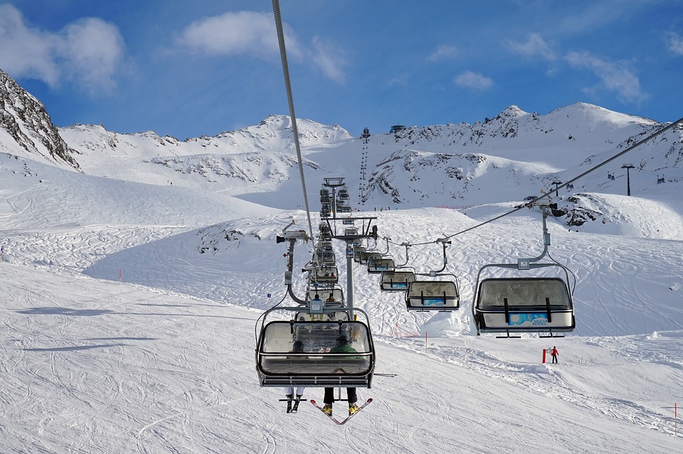 Alpejskie ośrodki narciarskie przygotowują się do ciężkiego sezonu zimowego
