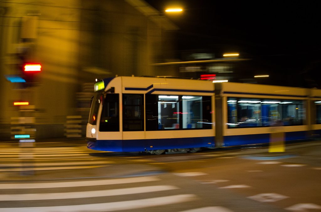 Atak maczetami na pasażera tramwaju w Krakowie. Bohaterska postawa pracowników MPK