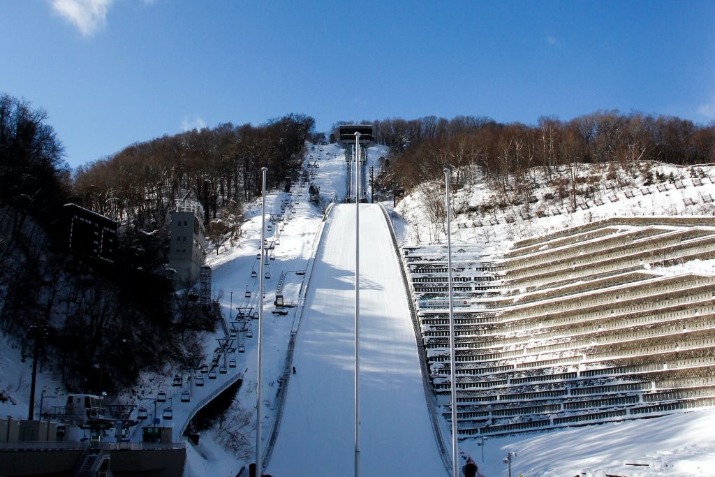Pełen emocji konkurs drużynowy w skokach narciarskich w Zakopanem