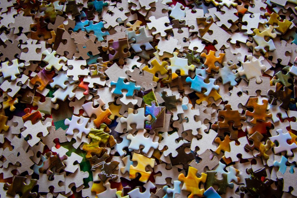 Układanie puzzli – doskonały sposób na spędzanie czasu całą rodziną