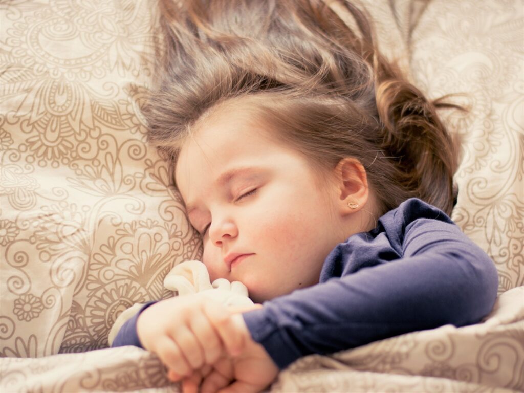 Dlaczego odpowiednia kołdra dla dziecka to klucz do zdrowego snu?