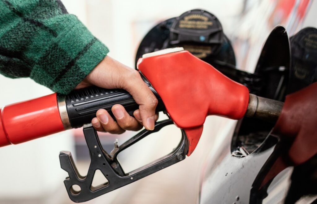 Rośnie cena ropy, ale paliwo w Polsce tanieje. Czy to efekt nadchodzących wyborów?