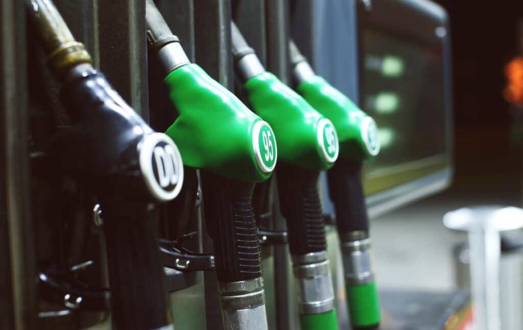 Koniec taniego paliwa – eksperci prognozują podwyżki cen na stacjach