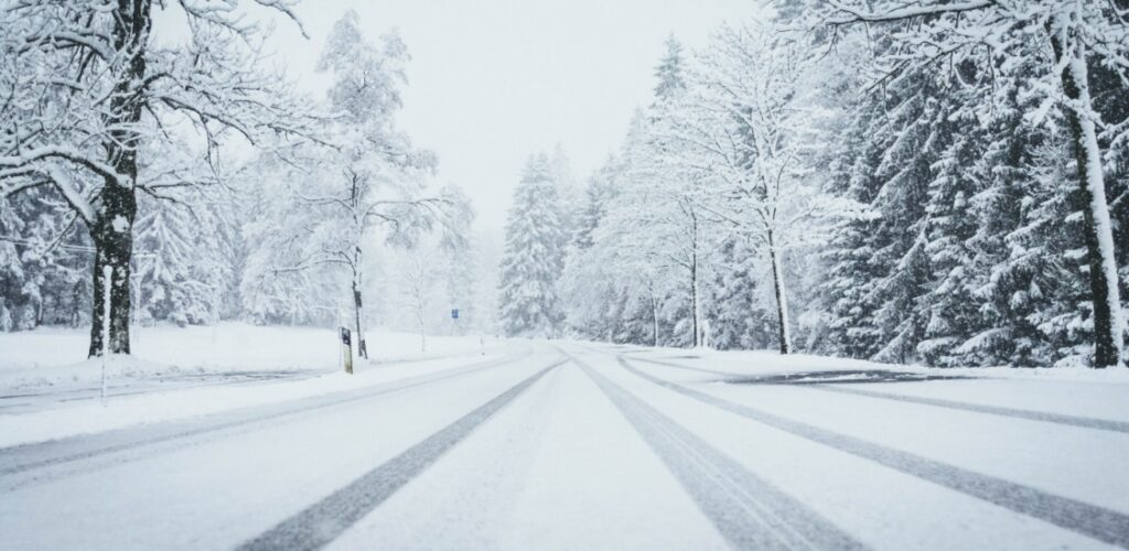 Potężne opady śniegu i trudne warunki na drogach w warmińsko-mazurskim