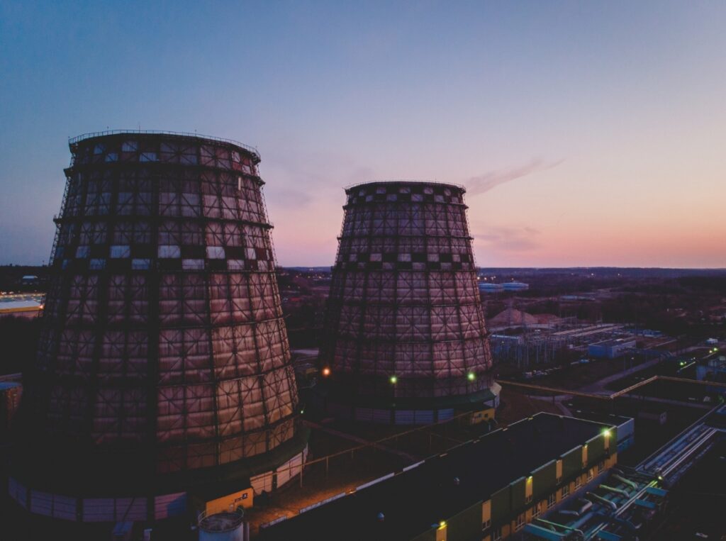 Opozycja wobec budowy elektrowni jądrowej na Pomorzu – kto domaga się zmiany decyzji środowiskowej?