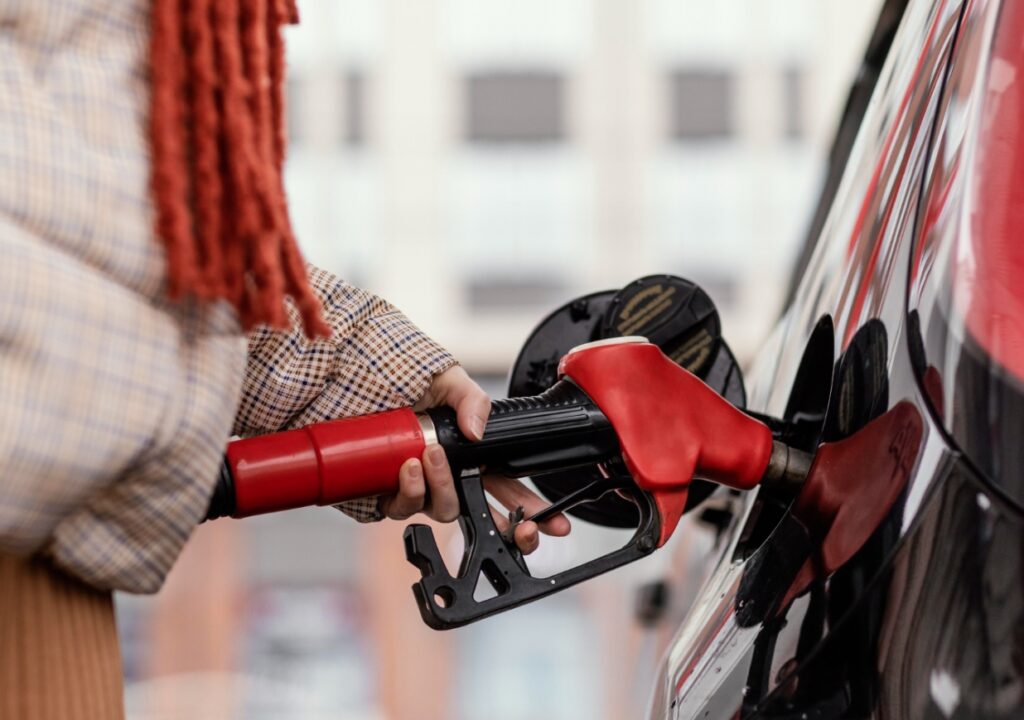 Oszczędności dla kierowców: promocje na stacjach paliw podczas majówki