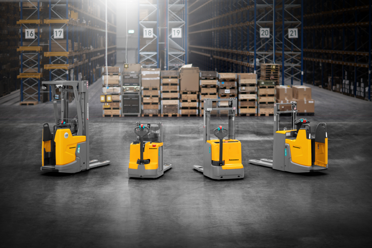 Żółte wózki widłowe usatwione w rzędzie, w magazynie