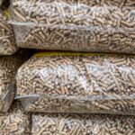 Duże transparentne worki foliowe na pellet ułożone jeden na drugim