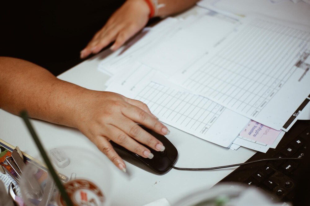 Wystawianie faktur i rachunków przez osobę fizyczną: Kiedy i jak to zrobić?