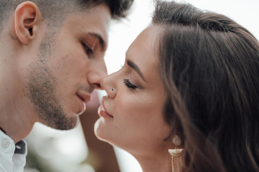 Całowanie z otwartymi oczami – czy to normalne?