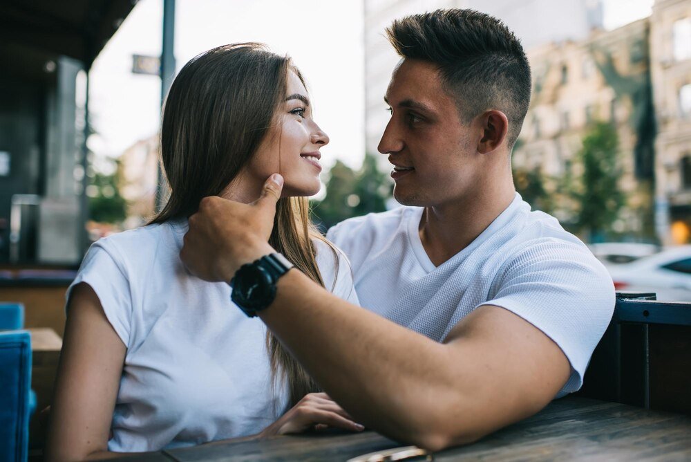 Jak facet bada grunt w kontakcie z kobietami? Na co zwrócić uwagę?