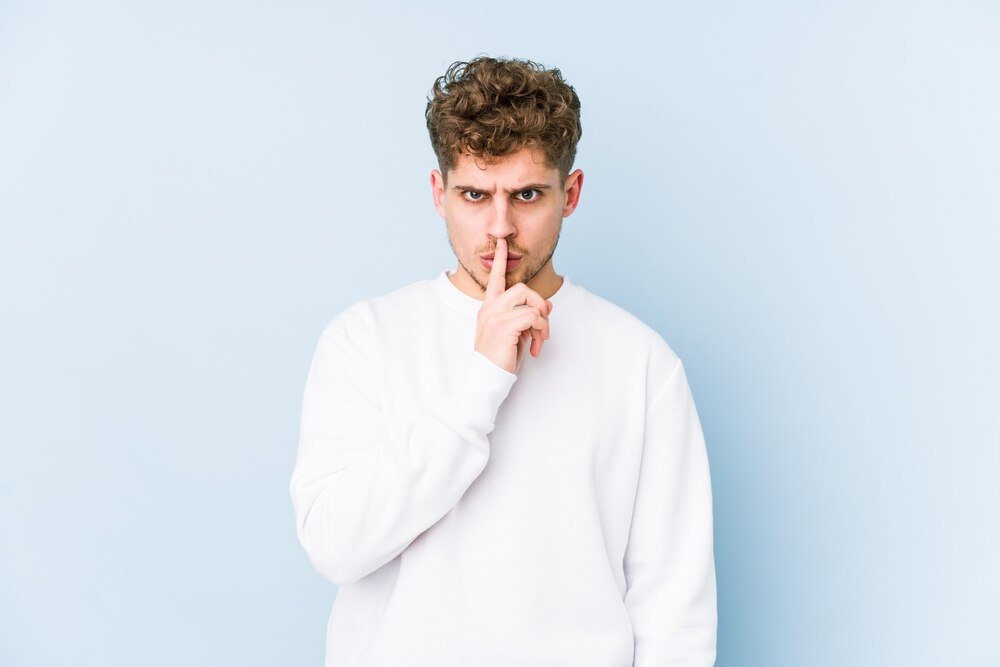 Obrażony facet milczy – jak reagować?