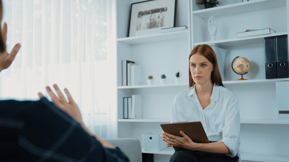 Czym zajmuje się psychiatra – kiedy warto się zgłosić?