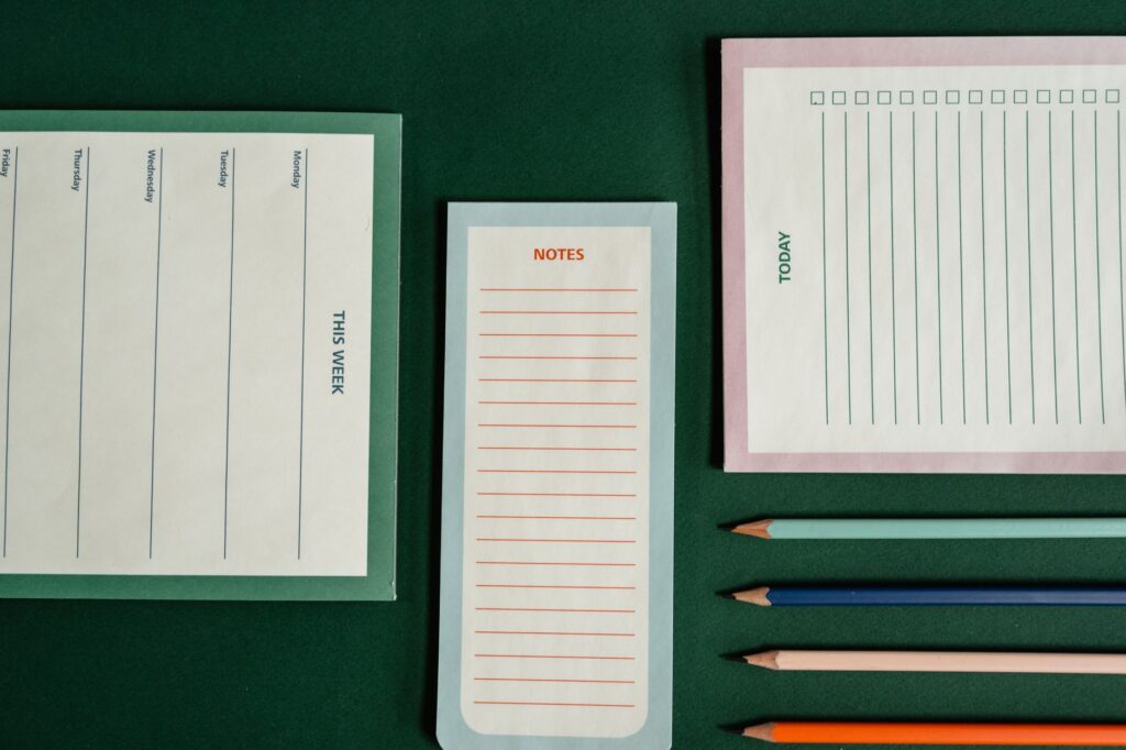 Materiały biurowe, które kończą się najszybciej – lista do regularnych zamówień